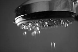 Como diagnosticar um problema de baixa pressão da água?