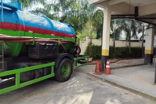 Caminhão de alta pressão no desentupimento de esgoto condominial