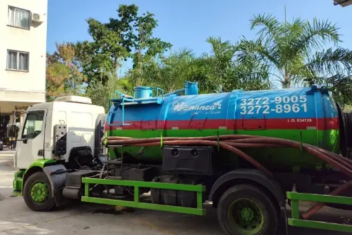 Caminhão de desentupimento: eficiência na limpeza de colunas verticais